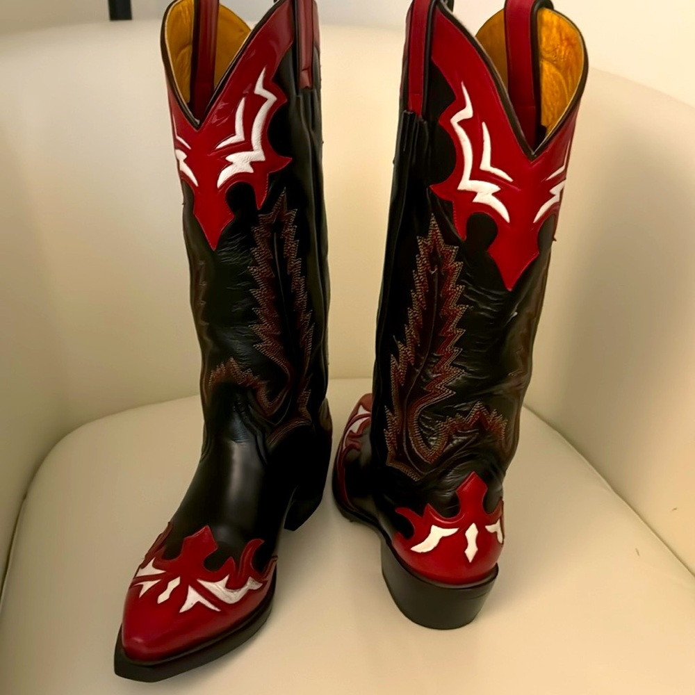 Ladies size 6 1/2B. Beautiful hand stitched cowboy boots.